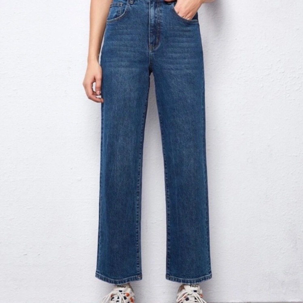 High Waist Jeans. Straight leg